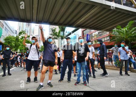 Hongkong, China. Mai 2020. Tausende Demonstranten protestieren friedlich gegen Chinas Pläne, in Hongkong ein neues Sicherheitsgesetz einzuführen. Hier marschieren Demonstranten von Causeway Bay nach Wan Chai in der größten Demonstration seit dem Ausbruch der Covid-19. Quelle: Gonzales Photo/Alamy Live News Stockfoto