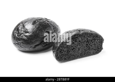 Schwarze Brötchen auf weißem Hintergrund isoliert Stockfoto