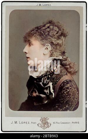 1890 ,Paris, FRANKREICH : die französische Theaterschauspielerin SARAH BERNHARDT ( 1844 - 1923 ). Foto von J.M. Lopez , Paris. DIGITAL COLORIERT .- Attrice - TEATRO - THEATER - THEATER - DIVA - DIVINA - VAMP - BELLE EPOQUE - profilo - Profil - Kragen - colletto ---- Archivio GBB Stockfoto