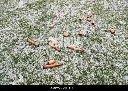 Motala, Schweden 20200523 EIN Sturm mit heftigen Winden, Regen und Hagel zog sich über dem westlichen Österergötland während des Samstagnachmittags ein. Kubb (gesprochen [kɵbː] auf Schwedisch oder [kubː] auf Gutnish) ist ein Rasenspiel, bei dem das Ziel ist, Holzblöcke (kubbs) durch das Werfen von Holzstöcken (kastpinnar) auf sie zu schlagen. Foto Jeppe Gustafsson Stockfoto