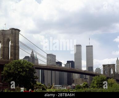 1985 Ca, NEW YORK , USA : World Trade Center mit Blick auf die Brooklyn Bridge. Die große East River Hängebrücke, öffnete den Tag 24 Mai 1883 . Die Städte New York und Brooklyn verbinden. Foto von Carol M. Highsmith - BROOKLYN BRIDGE - PONTE DI BROOKLYN - FOTOSTORICHE - GESCHICHTE - GEOGRAFIA - GEOGRAPHIE - Landschaft - paesaggio - veduta - Panorama - fiume Hudson River - Landschaft - TORRI GEMELLE - ZWILLINGSTÜRME ---- Archivio GBB Stockfoto