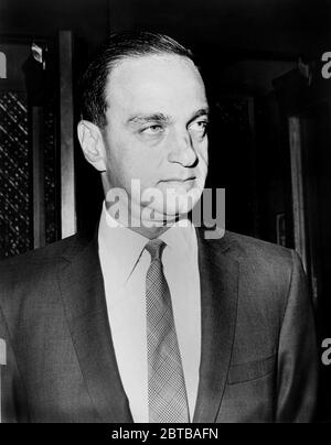 1964 , USA : der amerikanische Anwalt ROY M. COHN ( 1927 - 1986 ), Chefberater von Senator Joseph McCarthy 1953-1954 Anti-Kommunismus und politische Homosexualität Verfolgung . Chon erlangte als Staatsanwalt des US-Justizministeriums an Bedeutung im Spionageprozess gegen JULIUS und ETHEL ROSENBERG , der mit den Hinrichtungen der Rosenbergs 1953 endete. War einer der führenden politischen Fixer und persönlichen Anwalt von Donald TRUMP von 1973 bis 1985 . Im Jahr 1986 wurde Cohn wegen unethischem Verhalten von der Berufungsabteilung des Obersten Gerichtshofs des Bundesstaates NY ausgeschlossen und starb fünf Wochen später an AIDS Stockfoto