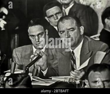 1954 , USA : der amerikanische Anwalt ROY M. COHN ( 1927 - 1986 ), Chefberater von Senator Joseph McCarthy ( 1908 - 1957 ) im Jahr 1953-1954 Anti-Kommunismus und politische Homosexualität Verfolgung . Chon erlangte als Staatsanwalt des US-Justizministeriums an Bedeutung im Spionageprozess gegen JULIUS und ETHEL ROSENBERG , der mit den Hinrichtungen der Rosenbergs 1953 endete. War einer der führenden politischen Fixer und persönlichen Anwalt von Donald TRUMP von 1973 bis 1985 . Im Jahr 1986 Cohn wurde aus der Berufungsabteilung des New Yorker Obersten Gerichtshofs für unethisches Verhalten ausgeschlossen und starb fünf Wochen später fro Stockfoto