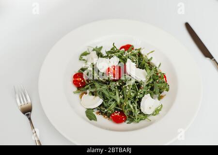 Eine Schüssel Salat auf einem weißen Teller Stockfoto