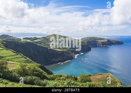 Panoramablick vom Miradouro De Santa Iria in Sao Miguel Insel, Azoren, Portugal Stockfoto