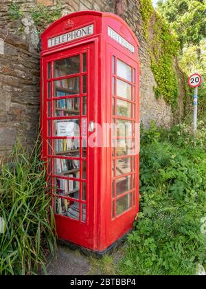 K7 Telefonbox als Bibliothek in einem Somerset Dorf in Großbritannien verwendet Stockfoto