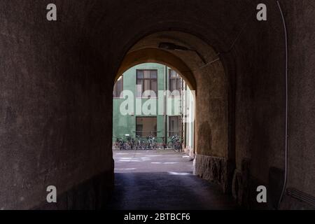Fahrräder im Hof des historischen Wohngebäudes in Helsinki, Finnland geparkt Stockfoto