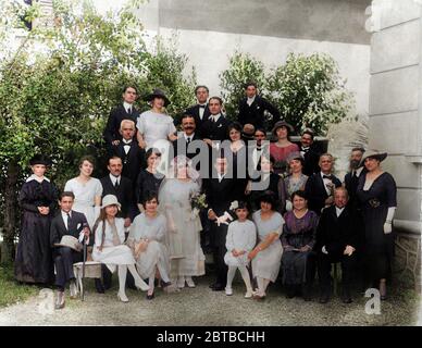 1920 Ca, Bergamo, ITALIEN: HOCHZEIT, Hochzeitsessen . DIGITAL KOLORIERT . - MATRIMONIO - NOZZE - abito da SPOSA - ITALIEN - HOCHZEITSKLEID - BRAUTPAAR - Cerimonia - FOTO STORICHE - HISTORIENFOTOS - Hut - cappello - XX JAHRHUNDERT - NOVECENTO - FAMIGLIA - FAMILIE - MAMMA - PARTI - ELTERN - Parentela - innamorati - Liebhaber - Festa - RICEVIMENTO - SUOCERI - SUOCERA - COPPIA - PAAR ---- ARCHIVIO GBB Stockfoto