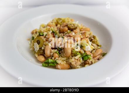 Klassischer Salat aus Orzo und Thunfisch mit Cannellini-Bohnen, Oliven und Feta, gekrönt mit einer Vinaigrette aus Zitrone und Knoblauch. Stockfoto