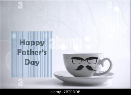 Tasse Kaffee Tee am Morgen mit Symbolen von Schnurrbart und Brillen und Grußkarte mit Wort Happy Fathers Day auf hellem Hintergrund mit Bokeh. Stockfoto