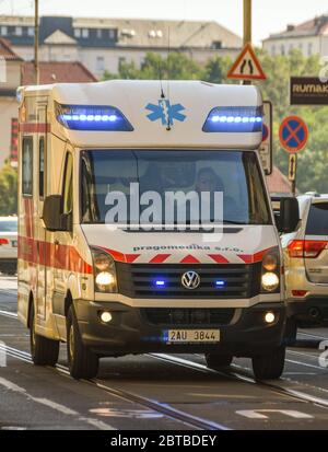 PRAG, TSCHECHISCHE REPUBLIK - JULI 2018: Rettungswagen bei einem Notruf mit blauen Lichtern im Prager Stadtzentrum. Stockfoto