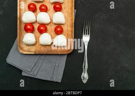 Draufsicht auf Mozzarella Käse und Kirsche tomatous auf Holzplatte. Italienische Antipasti mit Kopierfläche Stockfoto