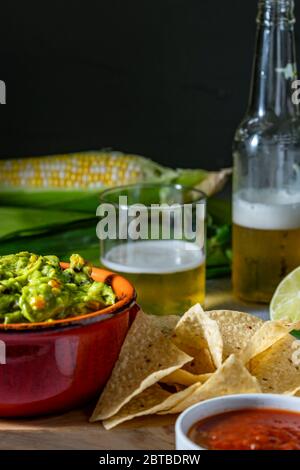 Guacamole Sauce und Bier im Hintergrund. Stockfoto