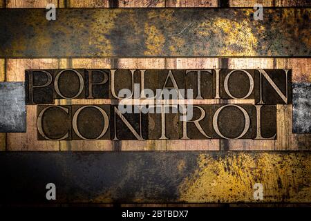 Foto von echten authentischen Schreibschrift bilden Bevölkerung Control Text auf vintage texturierten Silber Grunge Kupfer und Gold Hintergrund Stockfoto