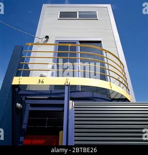 Von außen ein modernes Stadthaus mit Stahl Geländer auf dem Balkon im ersten Stock Stockfoto