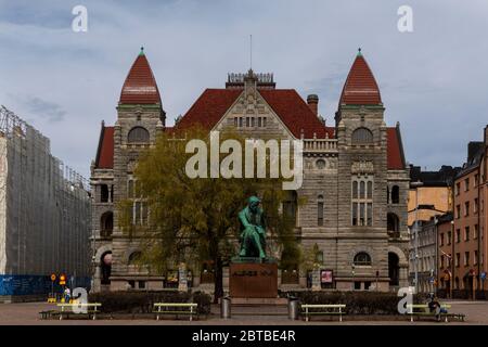 Die Statue des finnischen Autors Aleksis Kivi befindet sich vor dem Finnischen Nationaltheater im Herzen von Helsinki. Das Theater ist derzeit wegen coro geschlossen Stockfoto