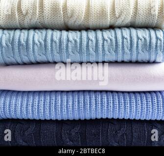 Stapel von gestrickten Winter Wollkleidung Pullover in Pastellfarben. Kuschelige Kleidung Stockfoto