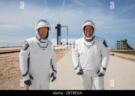 Cape Canaveral, Vereinigte Staaten von Amerika. 23 Mai 2020. Die NASA-Astronauten Douglas Hurley, links, und Robert Behnken, die SpaceX-Raumanzüge tragen, stehen vor dem Launch Complex 39A während einer Generalprobe vor dem Start der Demo-2-Mission im Kennedy Space Center 23. Mai 2020 Cape Canaveral, Florida. Die NASA SpaceX Demo-2 Mission ist der erste kommerzielle Start, der Astronauten zur Internationalen Raumstation transportiert. Quelle: Kim Shiflett/NASA/Alamy Live News Stockfoto