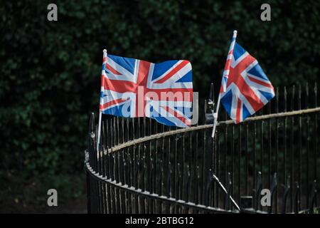 Union Jack Fahnen fliegen auf einem Zaun, um den 75. Jahrestag des VE-Tages in Großbritannien zu feiern. Mai 2020. Stockfoto