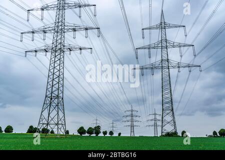 Stromleitungen, Höchstspannungsnetz, 380 Kilovolt, transportiert den in Großkraftwerken erzeugten Strom in die Regionen, zu einer Transformatorstation Stockfoto