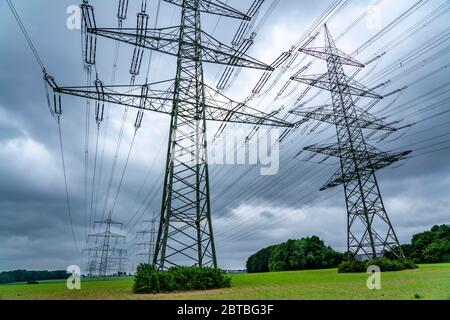 Stromleitungen, Höchstspannungsnetz, 380 Kilovolt, transportiert den in Großkraftwerken erzeugten Strom in die Regionen, zu einer Transformatorstation Stockfoto