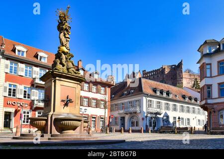 Kornmarkt' Platz in der Altstadt, Brunnen mit goldener Madonna-Statue und Blick auf das historische Heidelberger Schloss im Hintergrund Stockfoto