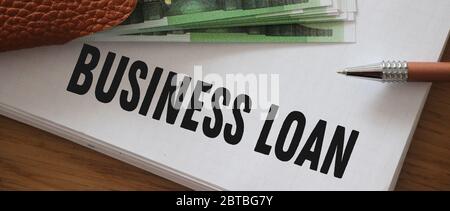 Business Loan Wörter auf Copybooks Seite und rund 100 Euro billisslaying auf Seite. Business Stratup Credit Konzept Stockfoto