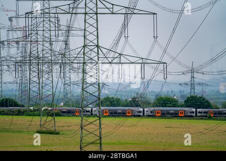 Zug auf der Strecke Essen-Bochum, Stromleitungen, Hochspannungs-Netz, 380 Kilovolt, transportiert Strom aus Großkraftwerk Stockfoto