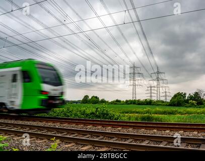 Zug auf der Strecke Essen-Bochum, Stromleitungen, Hochspannungs-Netz, 380 Kilovolt, transportiert Strom aus Großkraftwerk Stockfoto