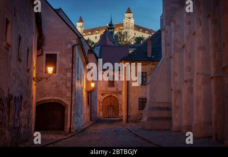 Bratislava historisches Zentrum, Innenstadt, mit Burg dahinter. Stockfoto