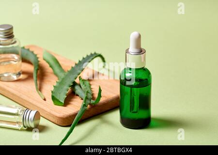 Schönheitskakre. Aloe Vera Säure isoliert auf grünem Nahaufnahme Kopie Raum Stockfoto