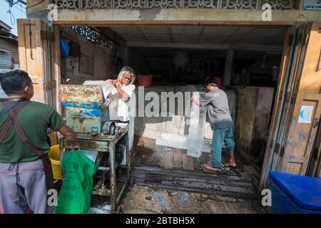 Eine Eisfabrik im Fischerdorf Sai Noi in der Nähe der Stadt Pranburi auf dem Golf von Thailand südlich der Stadt Hua hin in Thailand. Thailand, H Stockfoto