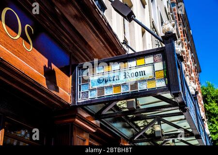 Baldachin mit Buntglas, mit dem Aussensbereich des Opera Room, des Chandos Pub in St. Martins Lane, Leicester Square / Charing Cross, London, Großbritannien Stockfoto