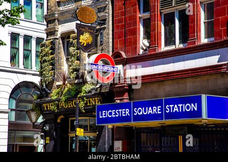 Nahaufnahme der Leicester Square Station und des Porcupine Pub, London, Großbritannien Stockfoto