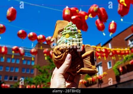 Taiyakiya Matcha Soft Serve Eis in einem Taiyaki Fisch mit Streuseln in Chinatown, London, Großbritannien Stockfoto