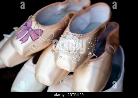 Ballet spitzenschuhe in der Ausstellung im Dancewear Shop Freed of London in Covent Garden, London, Großbritannien Stockfoto