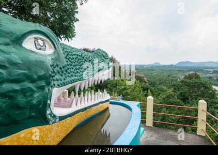 Der Krokodilstempel oder Chao Mae Tubtim Thong Schrein in der Nähe der Stadt Pranburi auf dem Golf von Thailand südlich der Stadt Hua hin in Thailand. Thaila Stockfoto