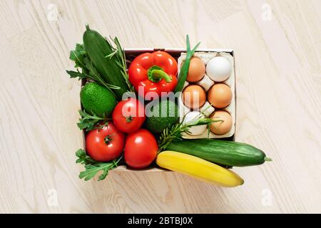 Frisches Gemüse in einer Kartonbox. Schnelle Lieferung direkt aus dem Laden. Stockfoto