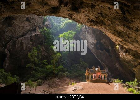 Der Khua Kharuehat Pavillon der Tham Phraya Nakhon Höhle und hat Laem Sala im Khao Sam ROI Yot Nationalpark auf dem Golf von Thailand südlich der T Stockfoto