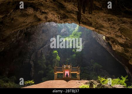 Der Khua Kharuehat Pavillon der Tham Phraya Nakhon Höhle und hat Laem Sala im Khao Sam ROI Yot Nationalpark auf dem Golf von Thailand südlich der T Stockfoto