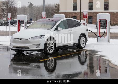 Tesla Model X an der Supercharging Station in der kleinen Stadt Big Rapids, Michigan, während eines verschneiten Winters, USA [Keine Eigentumsfreigabe; für EDIto verfügbar Stockfoto