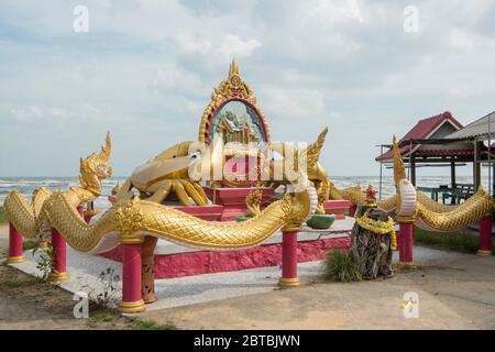 Ein Krabbendenkmal am Eingang des Sala Leam Beach zum Khua Kharuehat Pavillon der Tham Phraya Nakhon Höhle im Khao Sam ROI Yot National Stockfoto