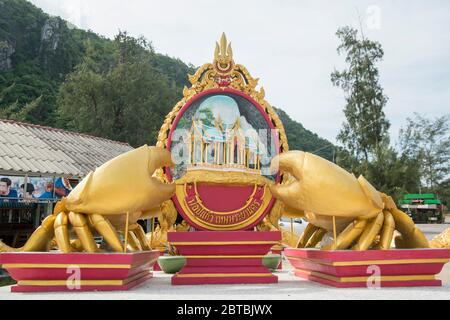 Ein Krabbendenkmal am Eingang des Sala Leam Beach zum Khua Kharuehat Pavillon der Tham Phraya Nakhon Höhle im Khao Sam ROI Yot National Stockfoto