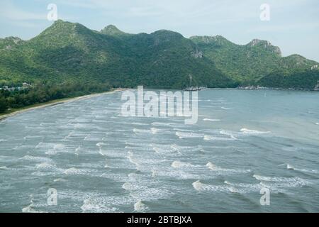 Eine Küste und Strand von Laem Sala Strand im Khao Sam ROI Yot Nationalpark auf dem Golf von Thailand südlich der Stadt Hua hin in Thailand. Thailand, H Stockfoto