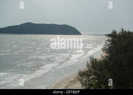 Eine Küste und Strand von Laem Sala Strand im Khao Sam ROI Yot Nationalpark auf dem Golf von Thailand südlich der Stadt Hua hin in Thailand. Thailand, H Stockfoto