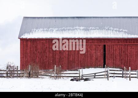 Red Amish Scheune während eines Schneesturms im April in der Mitte von Michigan, USA [Keine Eigentumsfreigabe; nur für redaktionelle Lizenzierung verfügbar] Stockfoto