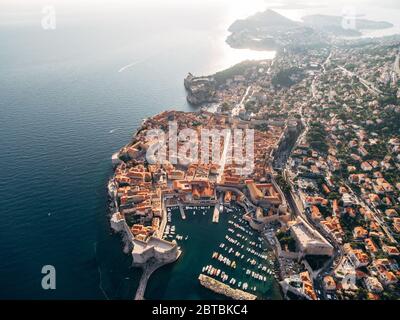 Hohe Luftaufnahme von einer Drohne an der Küste von Dubrovnik und der Altstadt in Kroatien. Stockfoto