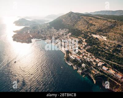 Hohe Luftaufnahme von einer Drohne an der Küste von Dubrovnik und der Altstadt in Kroatien. Stockfoto