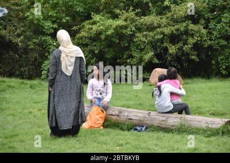 Asiatische Frau mit Kindern im Park Stockfoto