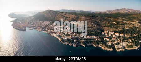 Hohe Luftaufnahme von einer Drohne an der Küste von Dubrovnik und der Altstadt in Kroatien. Stockfoto